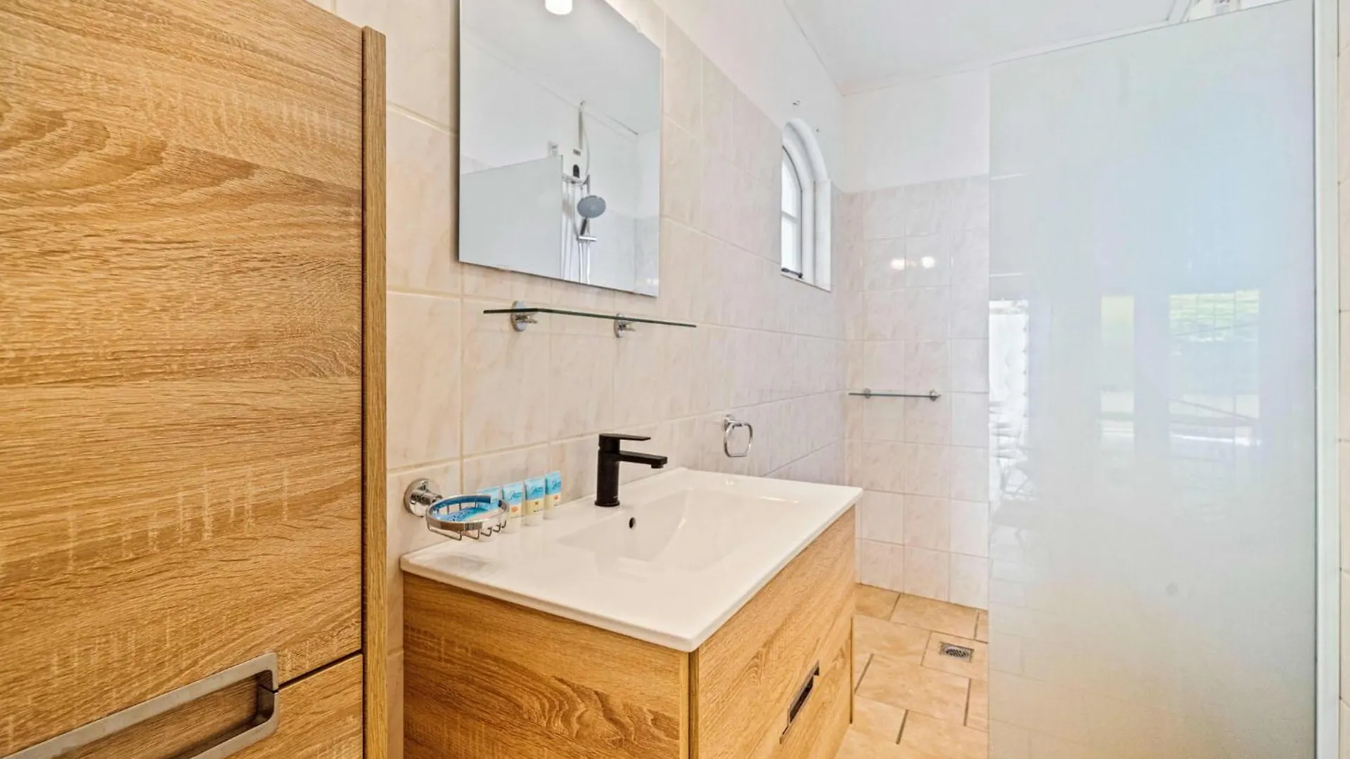 Pool Villajacuzzifree Utilities3Minpalm Beach Noord Villa